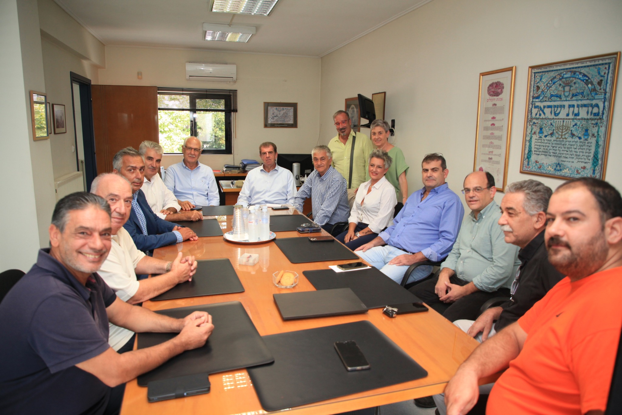 Ο Δήμαρχος Λαρισαίων Απόστολος Καλογιάννης μαζί με υποψήφιους συμβούλους της «Συμπαράταξης Λαρισαίων», συναντήθηκε με τον Πρόεδρο της Ισραηλιτικής Κοινότητας κ. Μωυσή Μανουάχ και τα μέλη του Δ.Σ